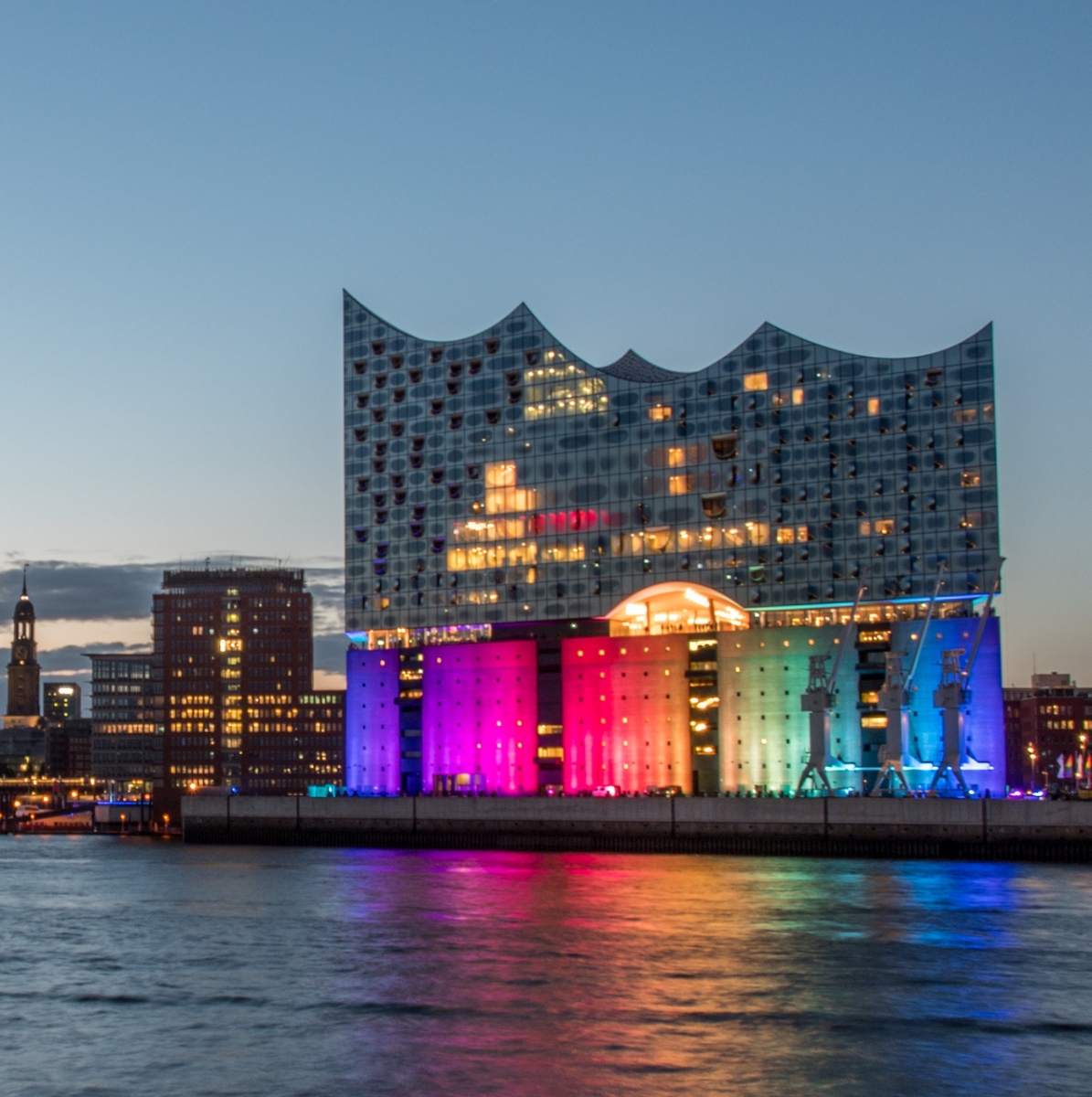 Amburgo, Germania, panorama del porto di notte.  Con la sala da musica illuminata e colorata al Christopher Street Day