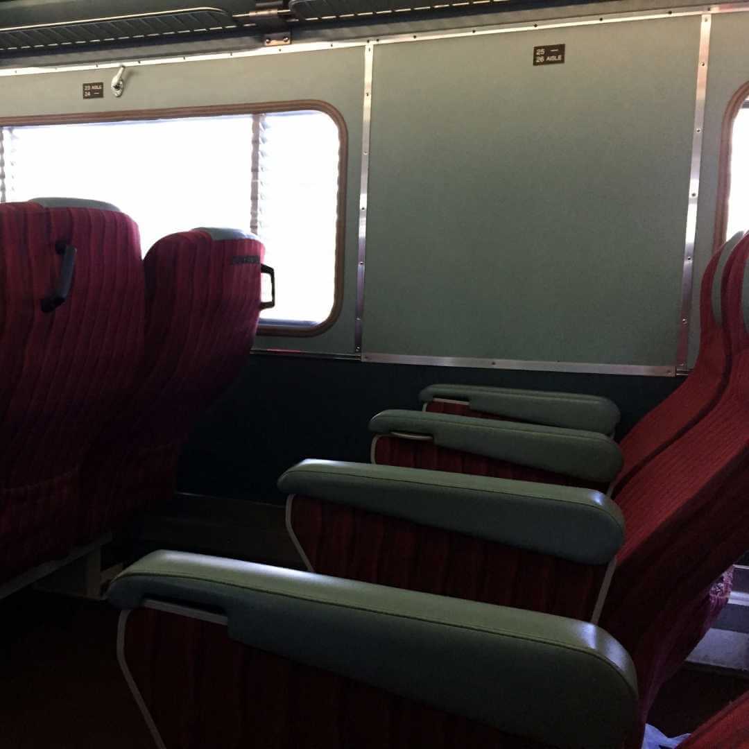 Вагон с красными сиденьями поезда Indian Pacific, идущего из Перта в Аделаиду.