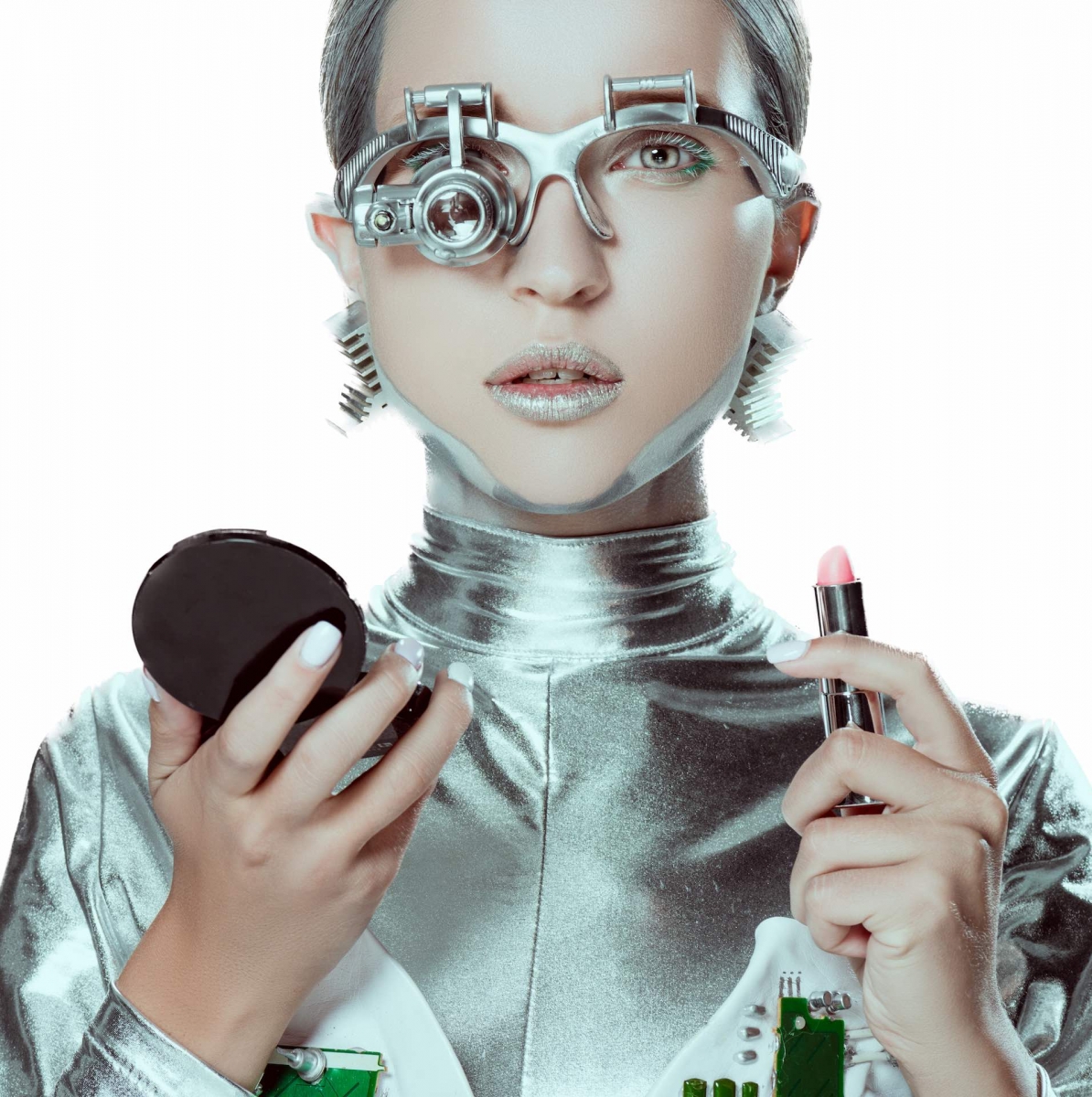 robot plateado sosteniendo espejo y lápiz labial aislado
