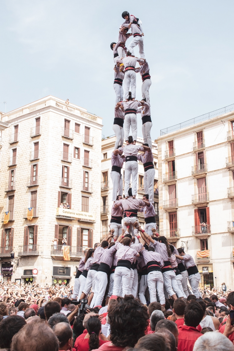Unabhängigkeit Kataloniens.  Es zeigt einen menschlichen Turm namens Castell auf dem Gemeindeplatz, der während des Festival de la Mercè, dem wichtigsten der traditionellen Feste in Barcelona, ​​errichtet wurde