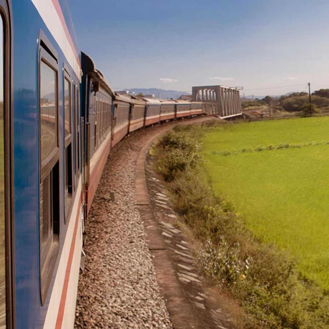 Un treno che attraversa il paese