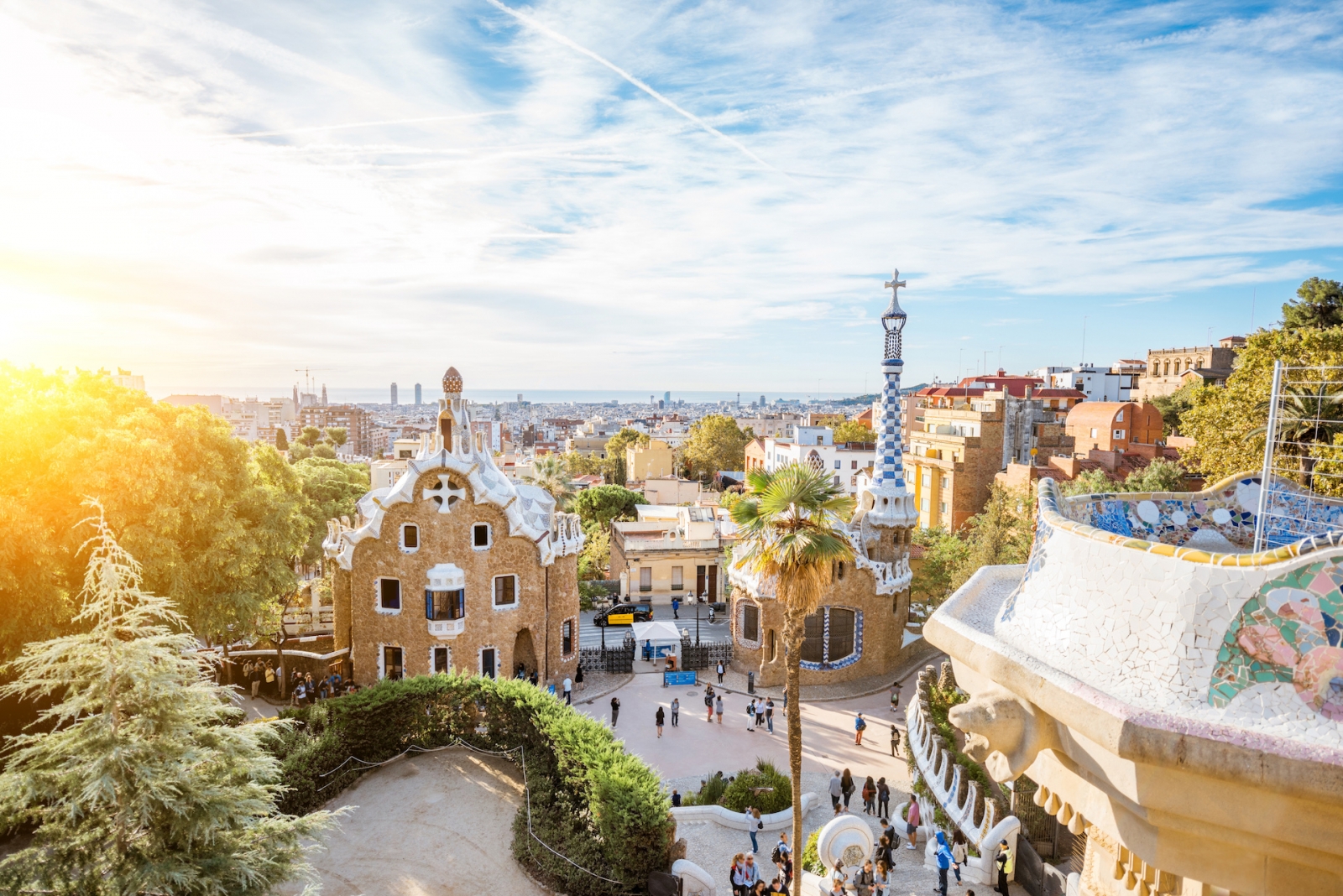 Вид на городской пейзаж с красочными сказочными зданиями в знаменитом парке Гуэль во время утреннего света в Барселоне