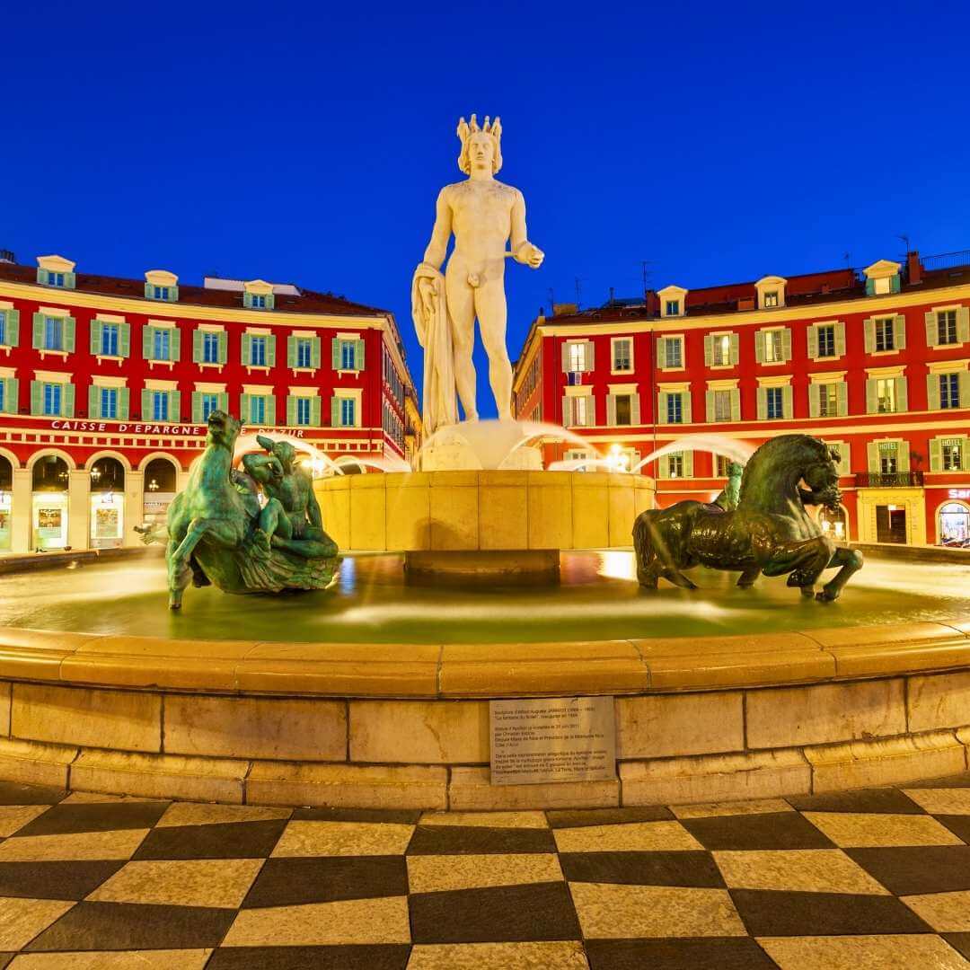 Statua di Apollo e Fontana del Sole in piazza Place Massena nella città di Nizza, regione della Costa Azzurra in Francia