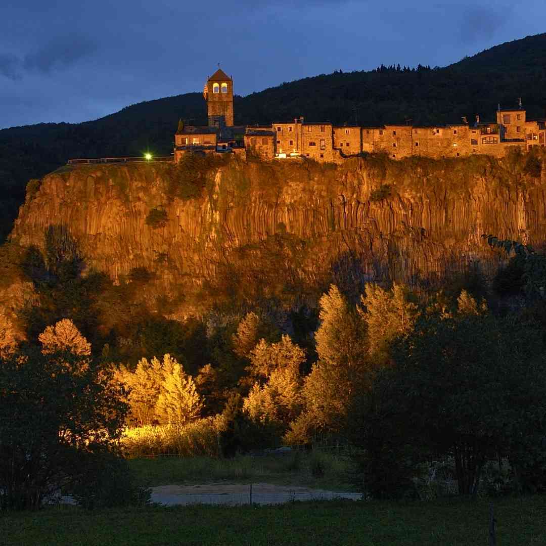 Деревня на скалах - Кастельфольит-де-ла-Рока - освещенная ночью