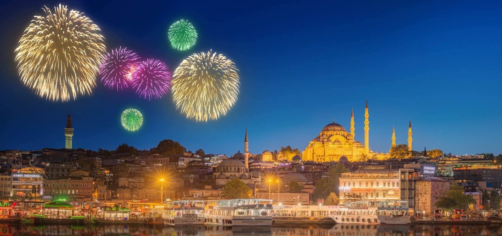 Hermosos fuegos artificiales y paisaje urbano de Estambul