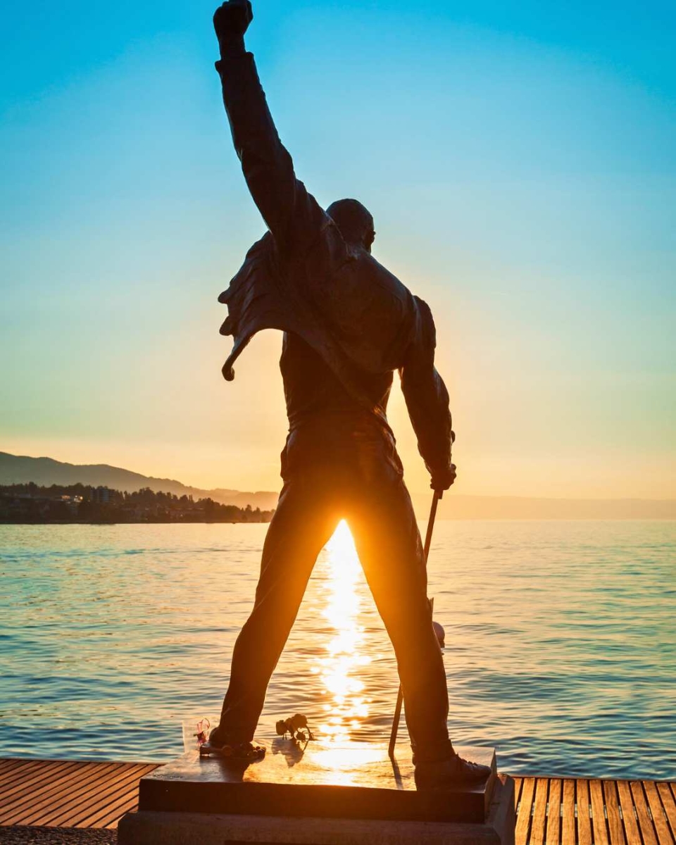 Eine Statue von Freddie Mercury steht am Genfersee in Montreux, Schweiz. Freddie Mercury war Sänger der Rockband Queen.