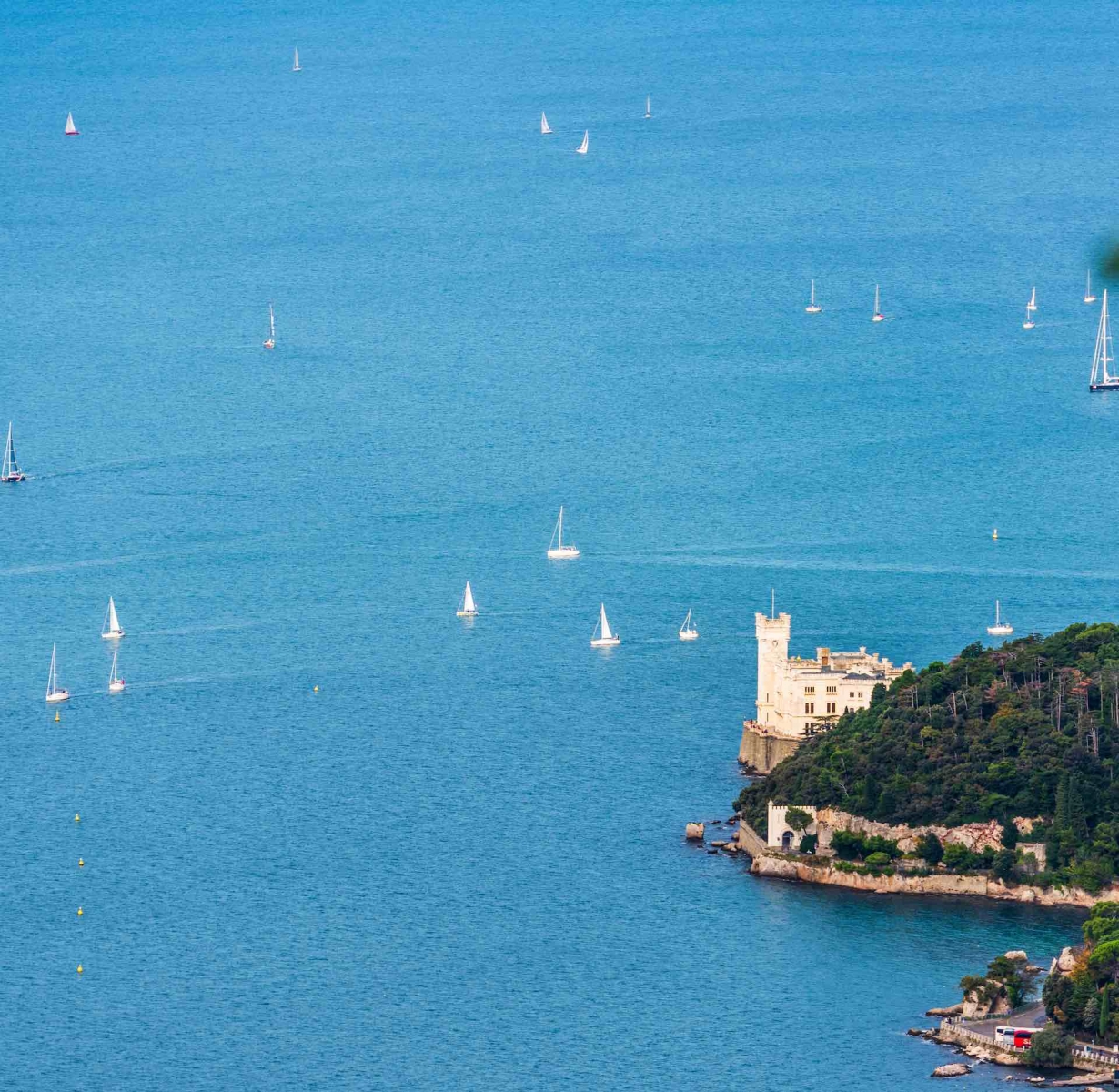 Le golfe de Trieste et le château de Miramare.  Italie