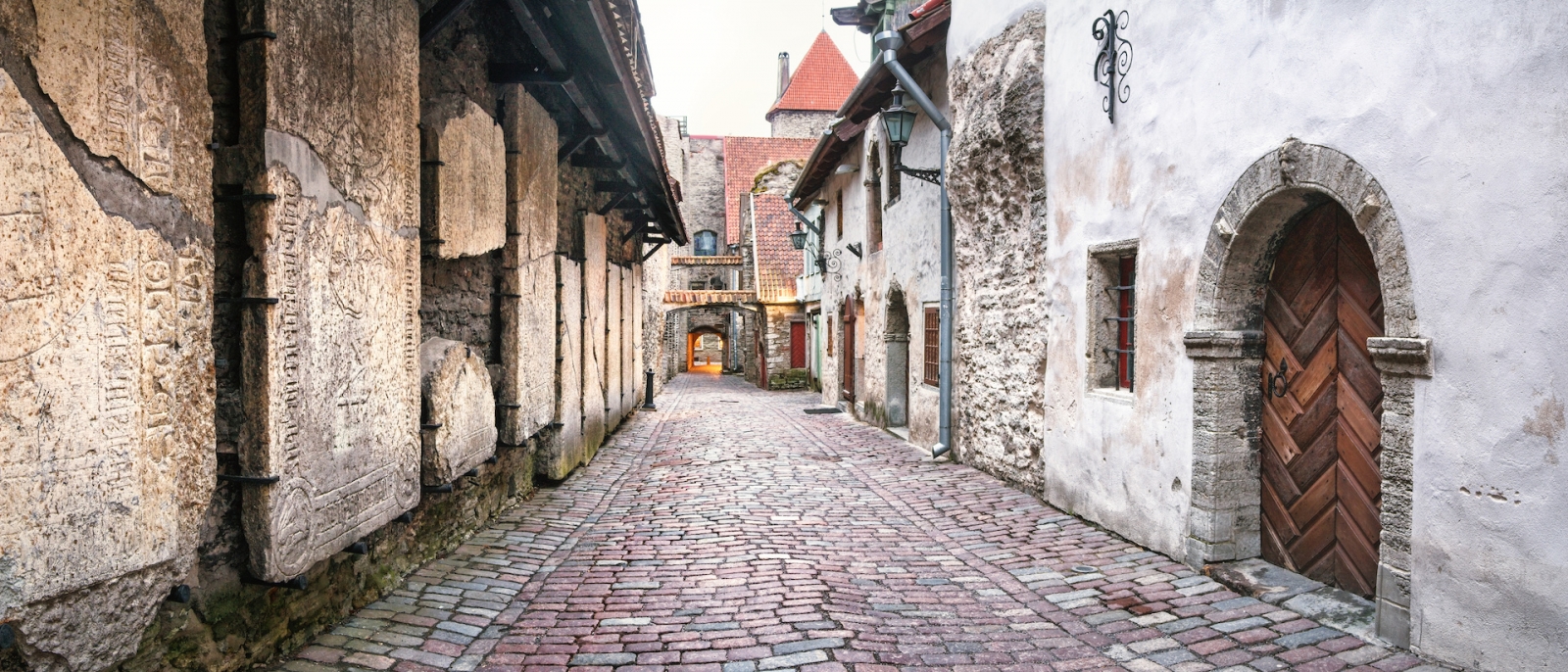 Vue panoramique du passage Sainte-Catherine, vieille ville de Tallinn, Estonie
