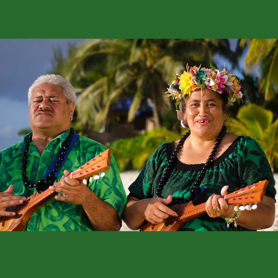 Retrato de dos parejas maduras de isleños polinesios del Pacífico cantan y tocan música tahitiana con guitarras ukelele en una playa tropical con palmeras al fondo