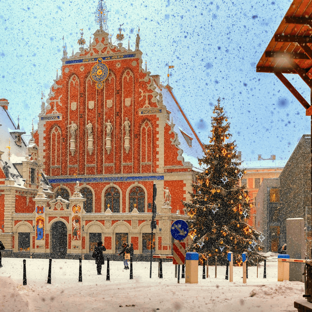 Центральная площадь (Dzerāmā strūklaka) в Риге, Латвия.