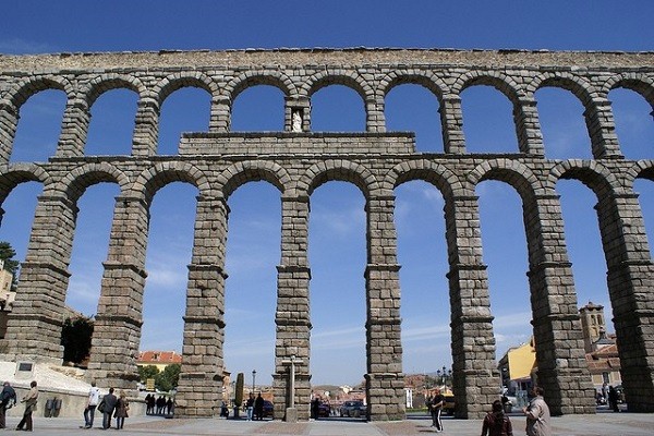 Torbögen in Segovia  ragen bis zu 28 m hervor
