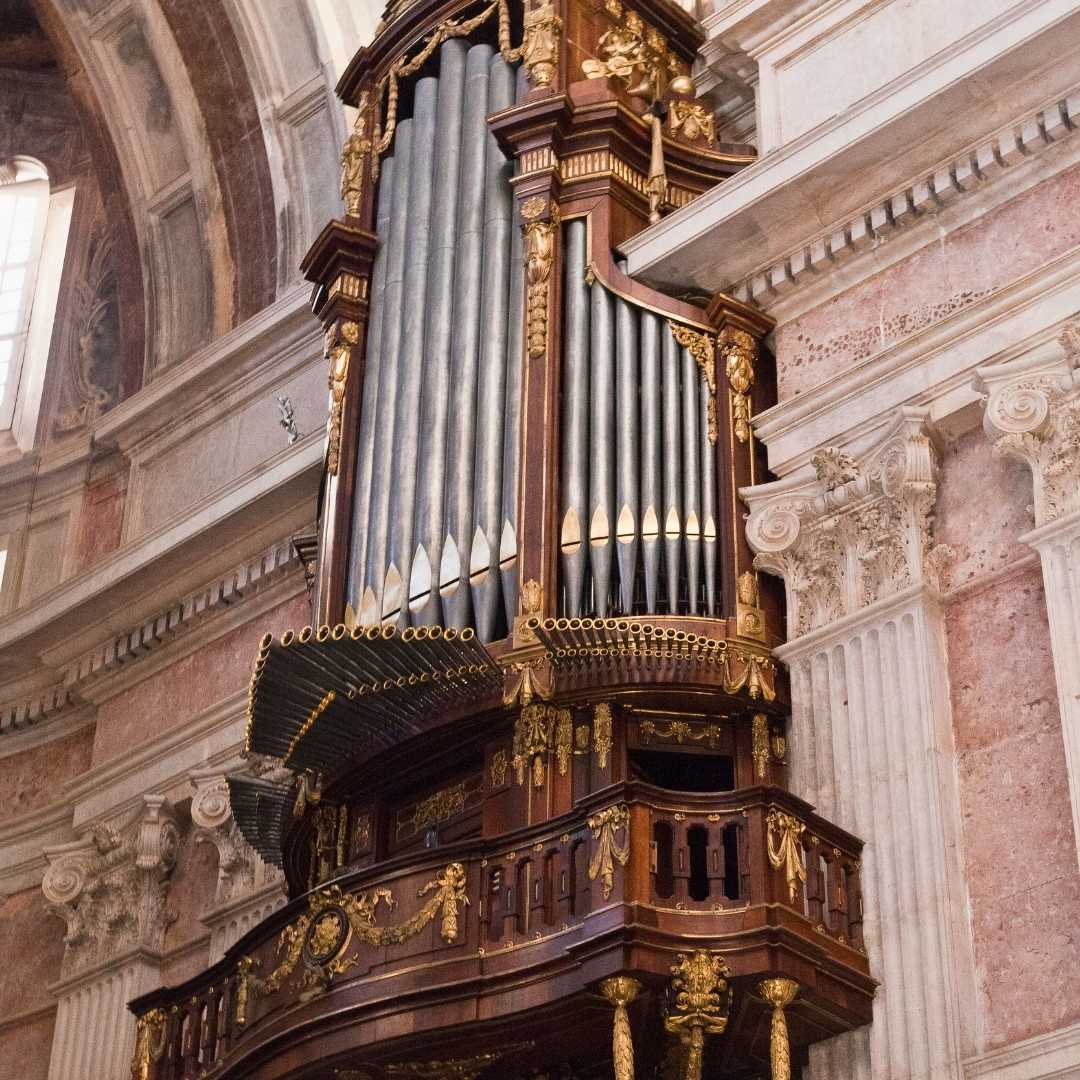 Detalle de uno de los seis famosos órganos de tubos del Convento de Mafra en Portugal
