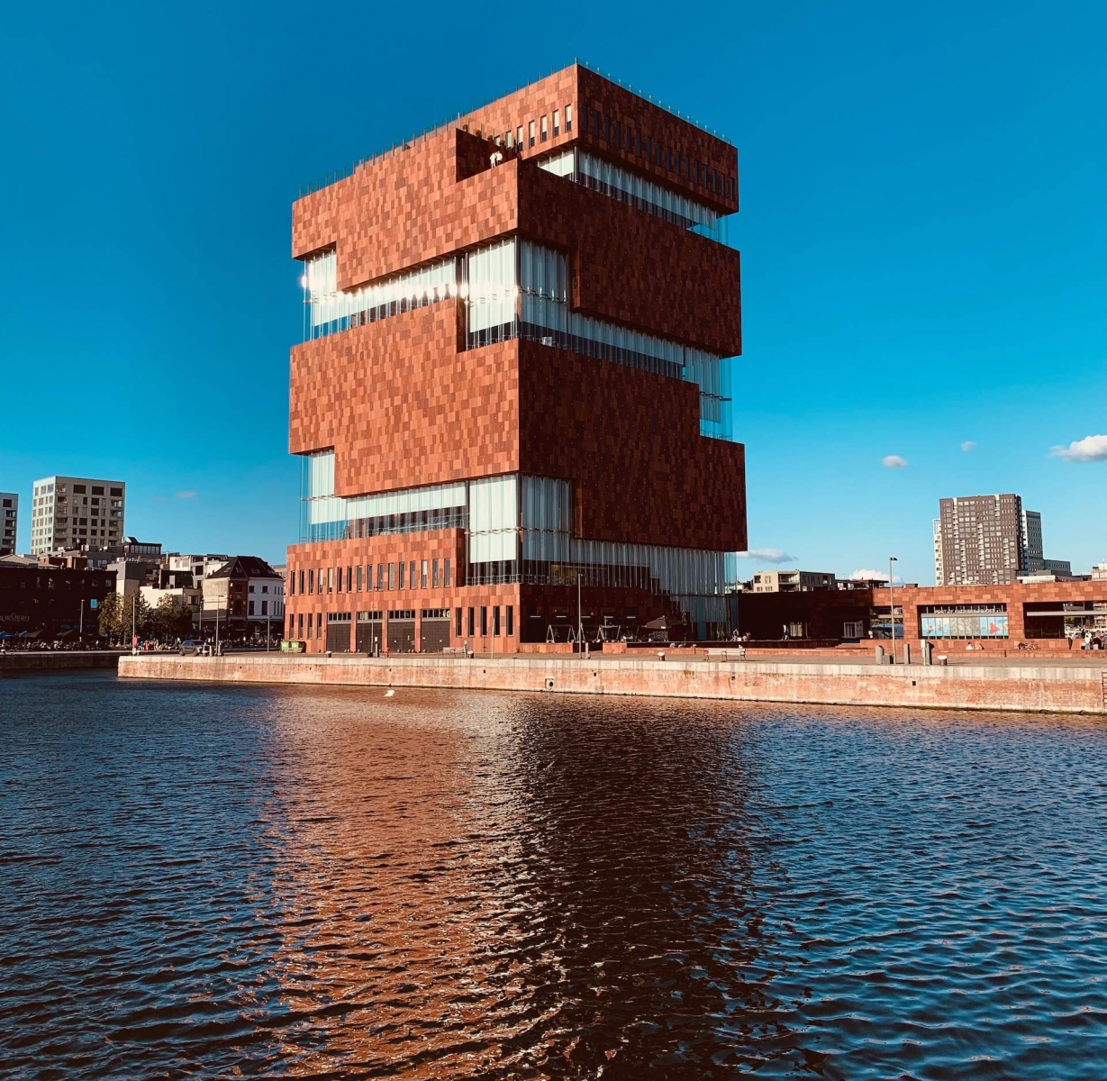 Museo sobre el río.  Amberes, Bélgica.