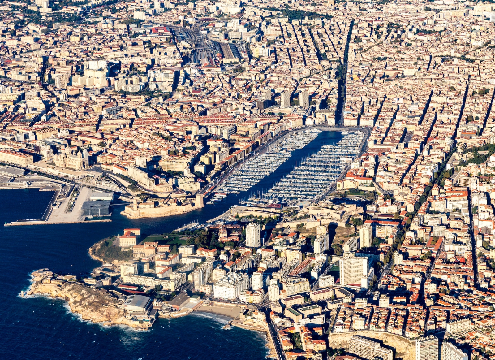 Вид с воздуха на город Марсель и порт