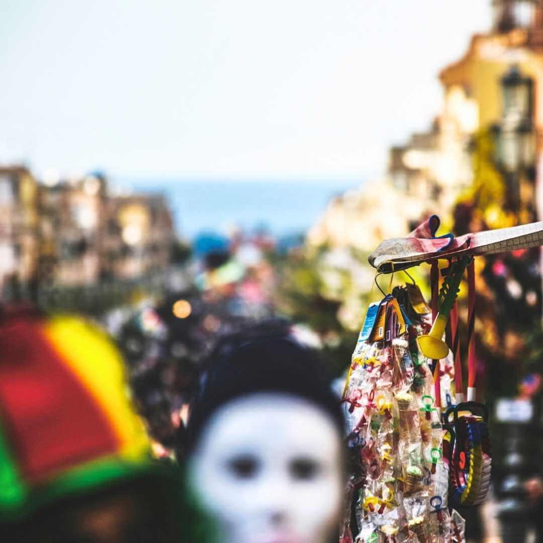 Le strade colorate della cittadina di Cinisi durante le giornate annuali del carnevale.