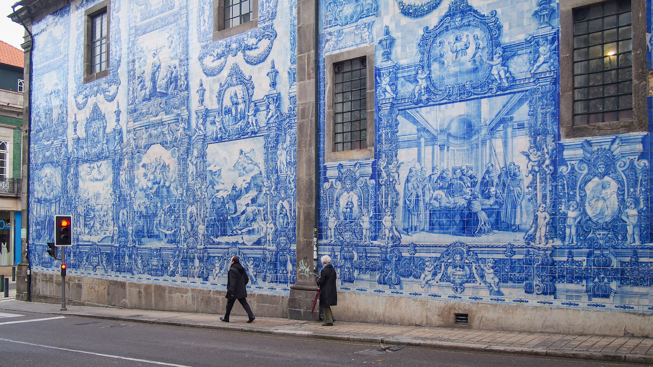 Marciapiede accanto al muro della Cappella delle Anime (Capela das Almas), Porto, Portogallo