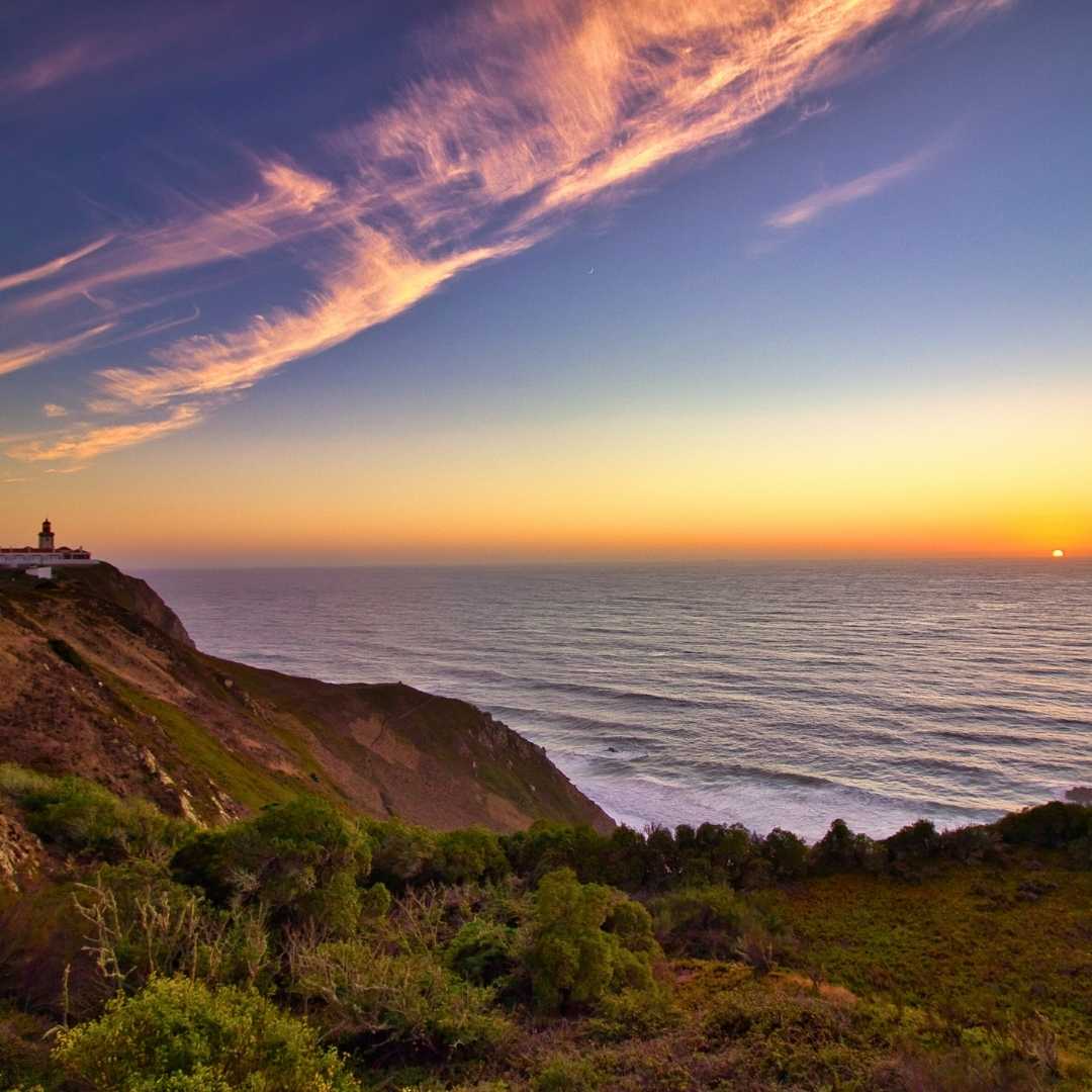 Blick auf den Leuchtturm Cabo da Roca bei Sonnenuntergang