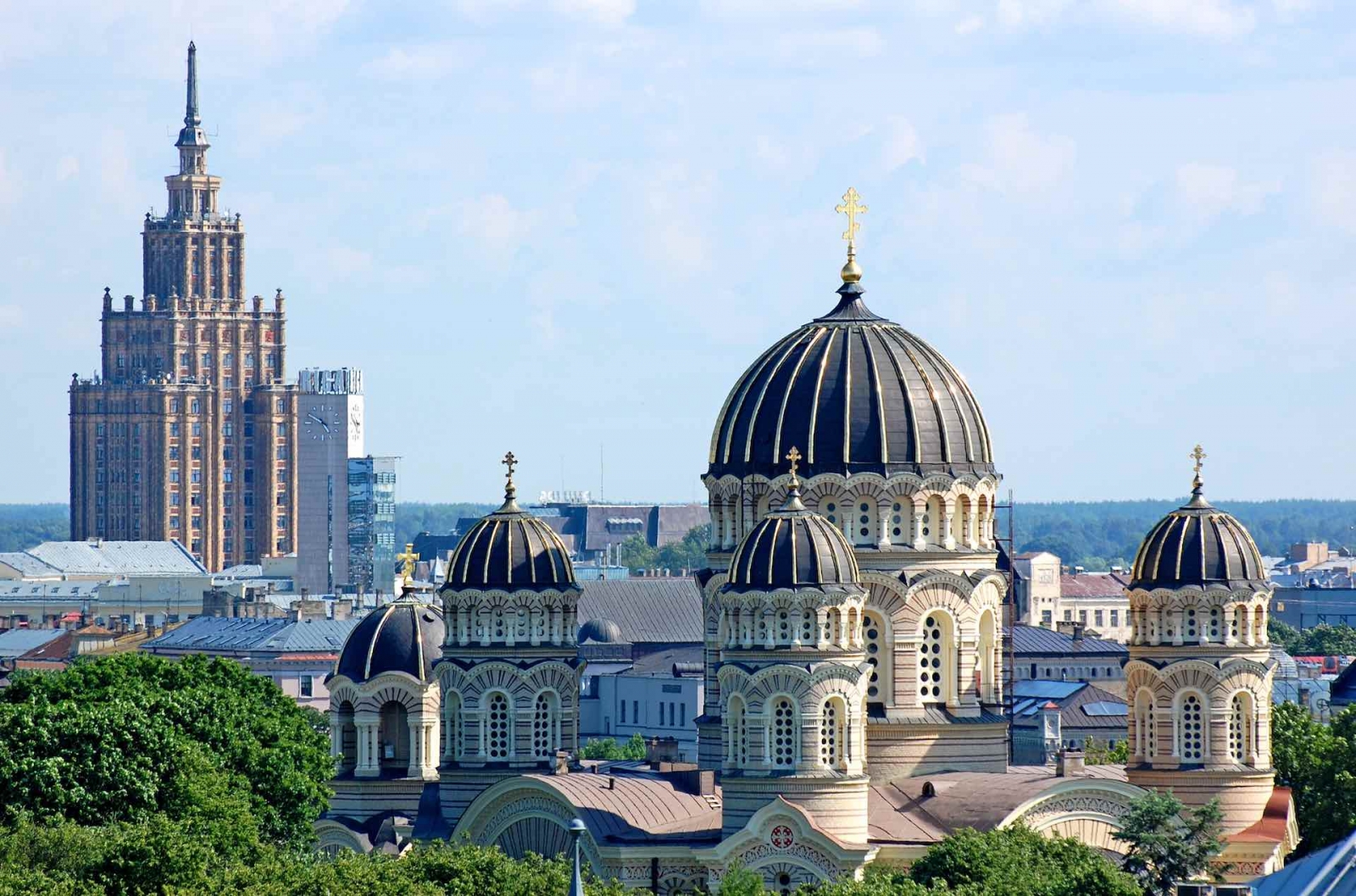 Vista panoramica della città di Riga con l'ex edificio sovietico