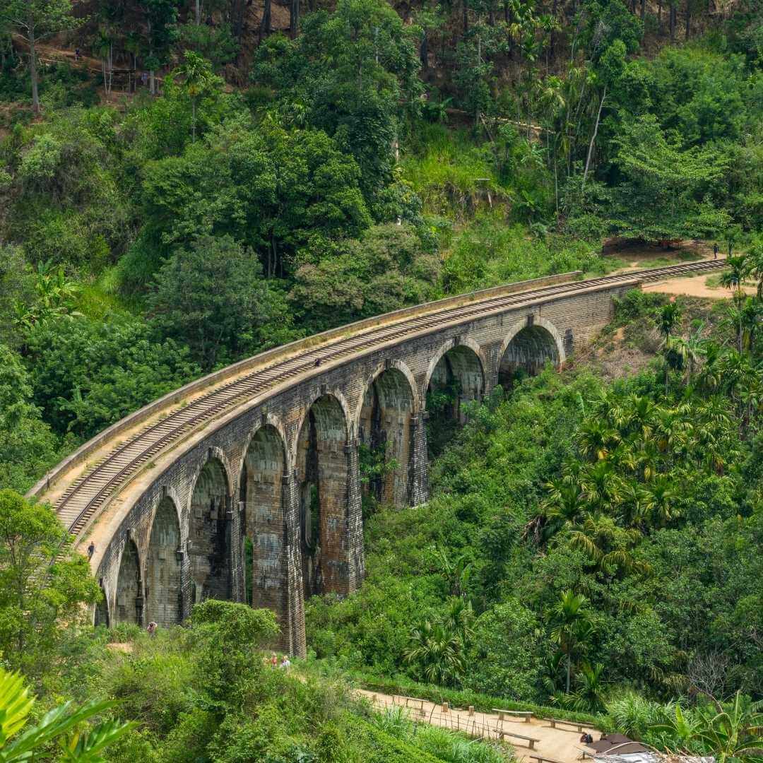Puente de nueve arcos en las tierras altas cerca de Ella, Sri Lanka. Selva y plantaciones de té por todas partes.