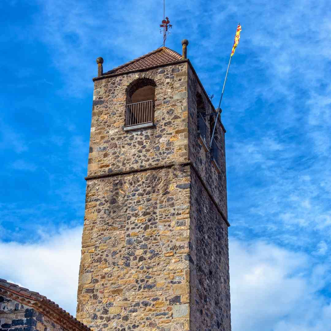Der Glockenturm der alten Kirche von Castellfollit de la Roca
