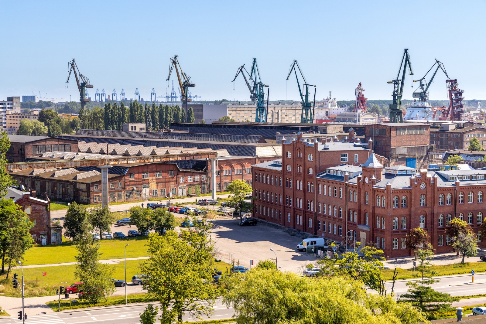 Панорамный вид на промышленную инфраструктуру Гданьской верфи возле здания Европейского центра солидарности на площади Солидарности в Гданьске, Польша