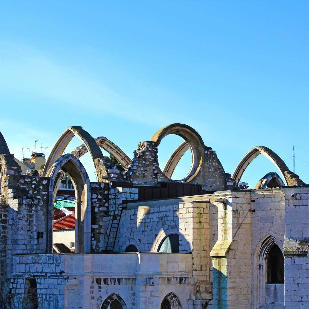 Blick auf die Ruinen des Carmo-Klosters in Lissabon (Überreste einer Kirche im gotischen Stil), Portugal.