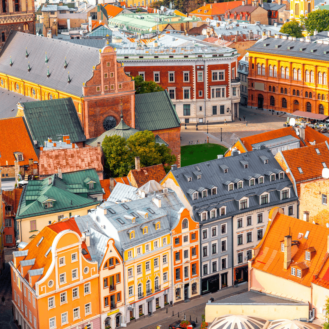 Blick von oben auf die Altstadt mit wunderschönen bunten Gebäuden in der Stadt Riga, Lettland