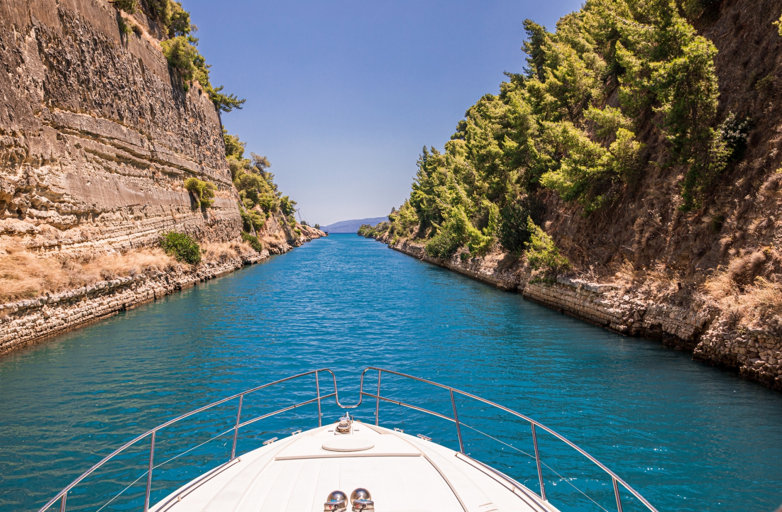 Passando attraverso il Canale di Corinto in yacht, Grecia.  Il Canale di Corinto collega il Golfo di Corinto con il Golfo Saronico nel Mar Egeo.