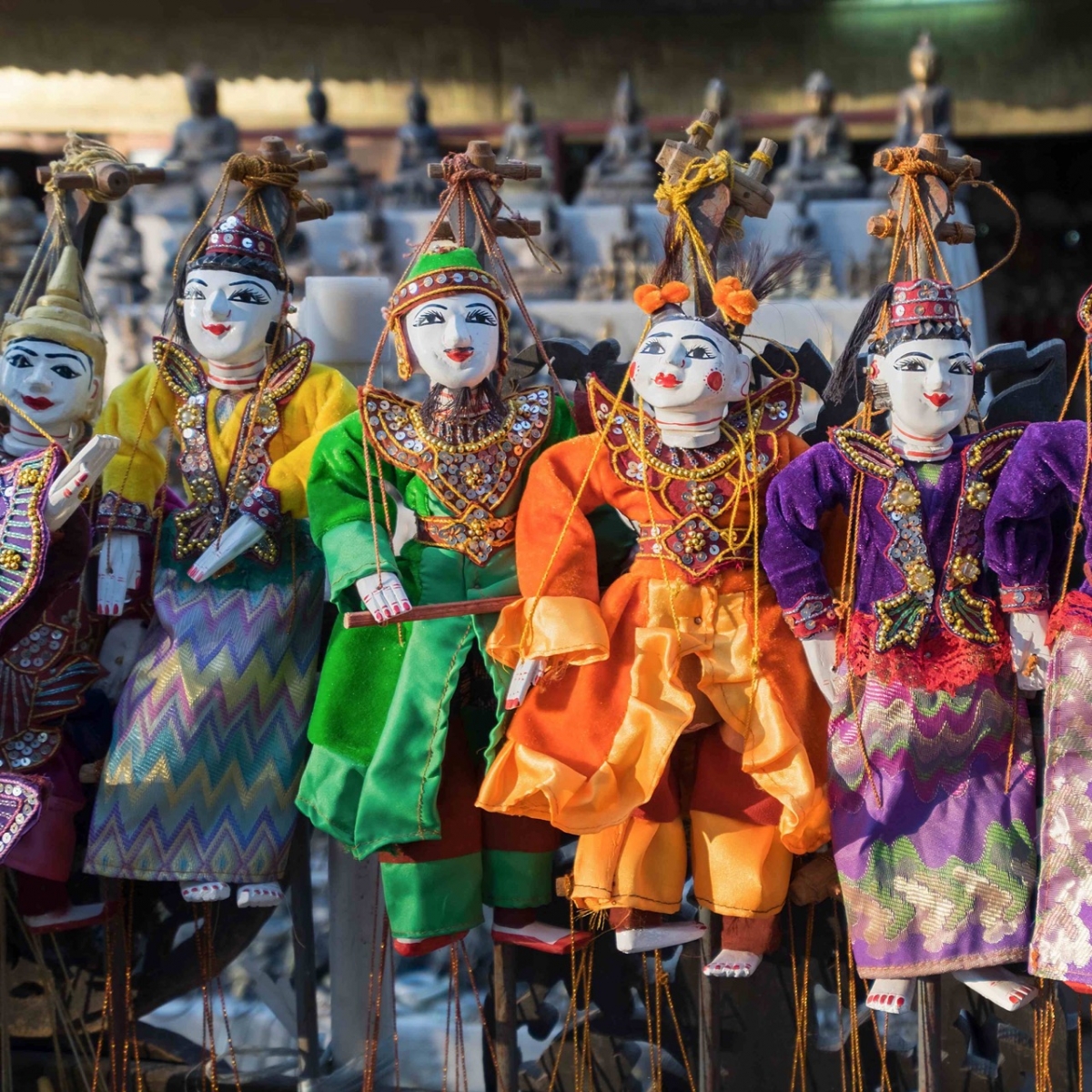 Souvenirs de marionnettes artisanales traditionnelles à Mandalay, Myanmar