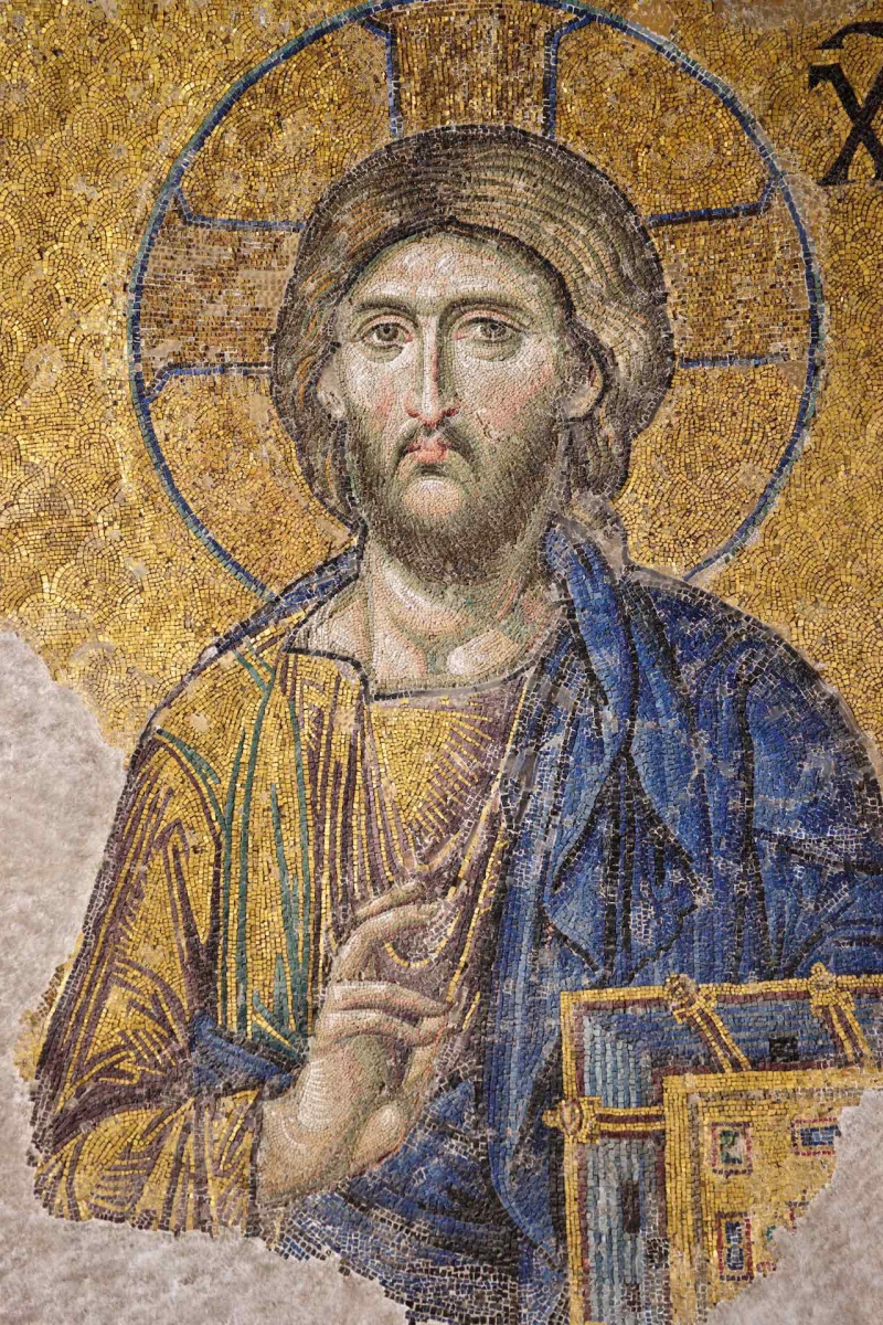 Uno de los mosaicos bizantinos supervivientes más famosos de Hagia Sophia en Constantinopla: la imagen de Cristo Pantocrátor en las paredes de la galería sur superior, Cristo flanqueado por la Virgen María y Juan el Bautista.