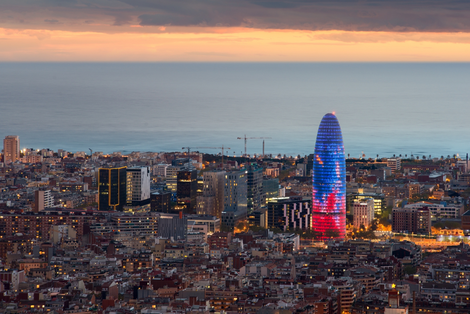 Vista aérea escénica del rascacielos de la ciudad de Barcelona y del horizonte por la noche en Barcelona, ​​España.