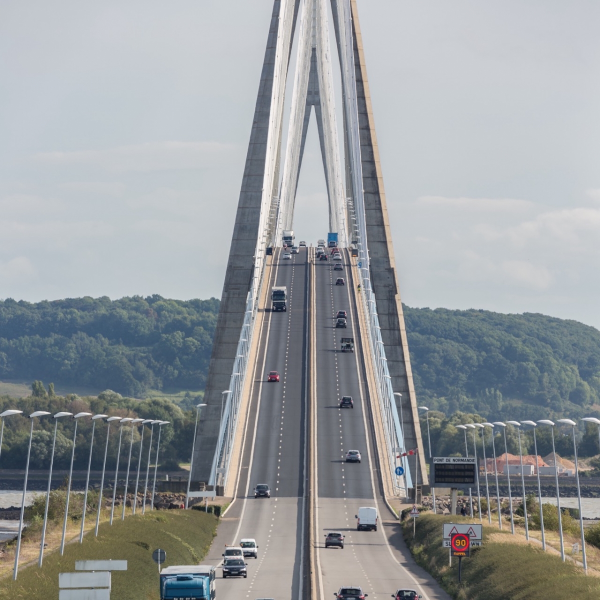Tráfico en Pont De Normandy cerca de Le Havre en Francia