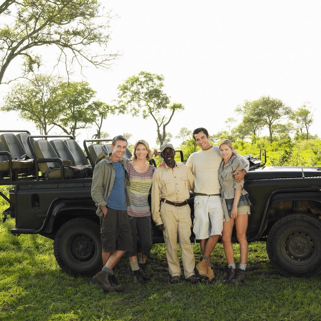 Ritratto di gruppo di quattro turisti e ranger del safari in Kenya