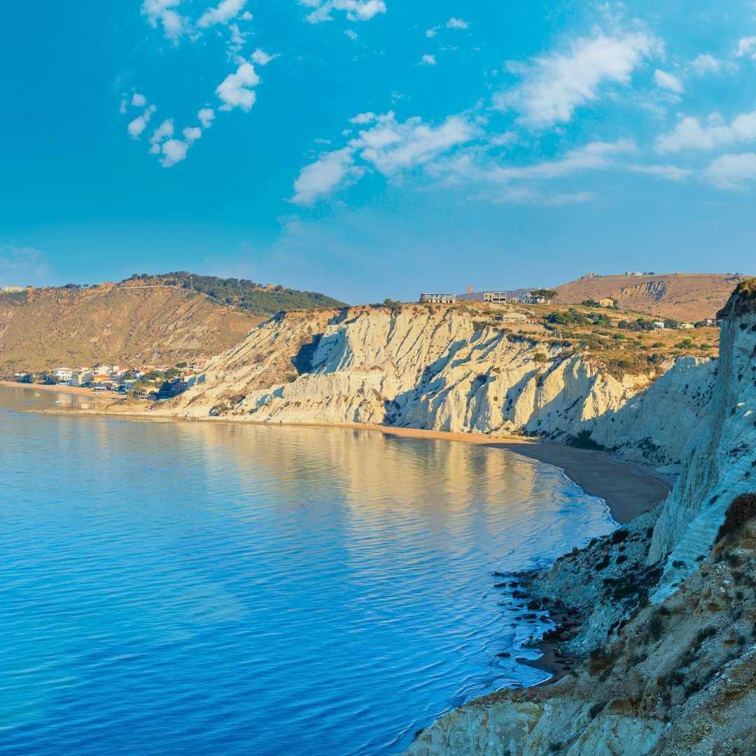 Sandy Beach si trova sotto la famosa scogliera bianca chiamata "Scala dei Turchi" in Sicilia, vicino a Agrigento, Italia.