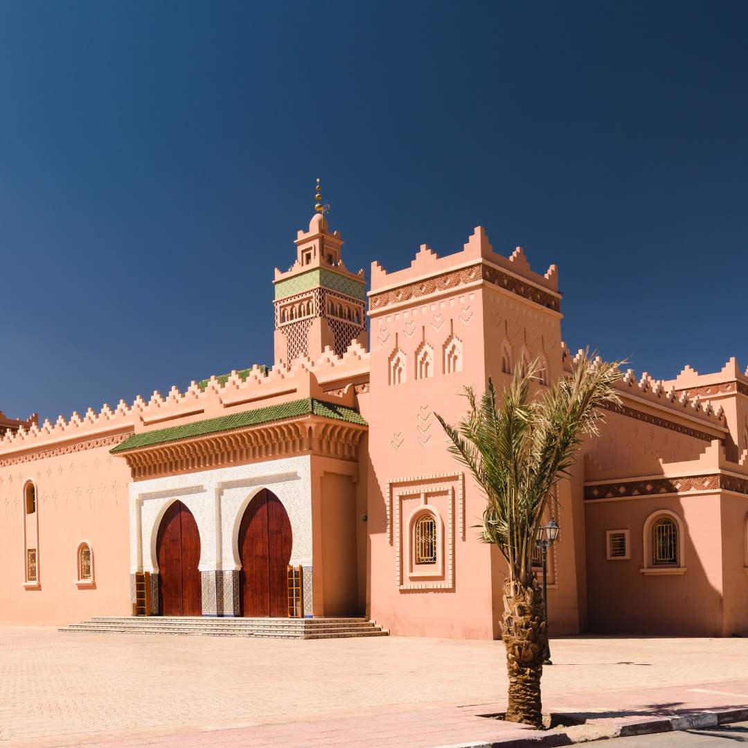 Die Moschee in Zagora, Marokko mit einer Palme im Vordergrund