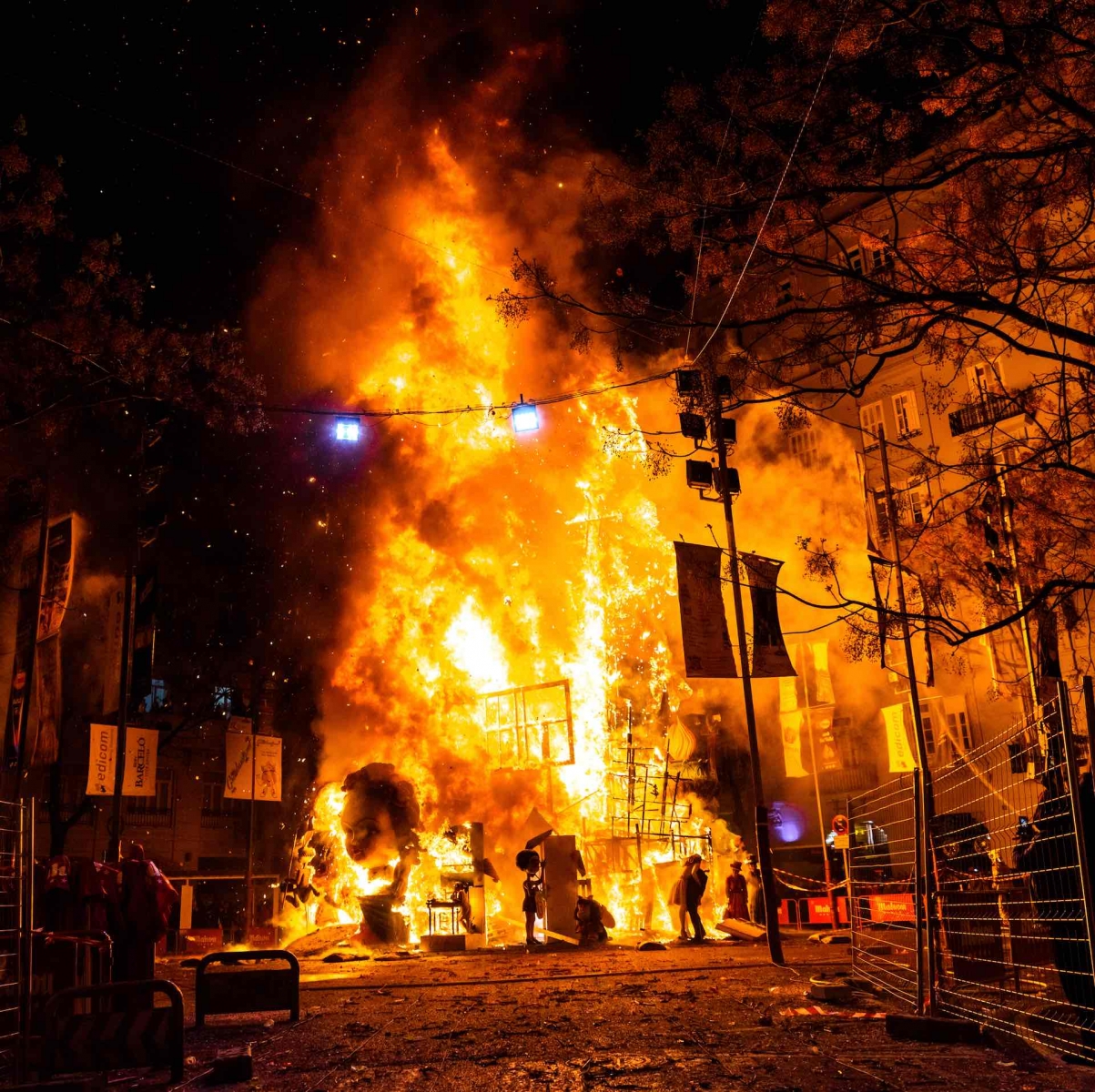 Falla valenciana che brucia in una strada
