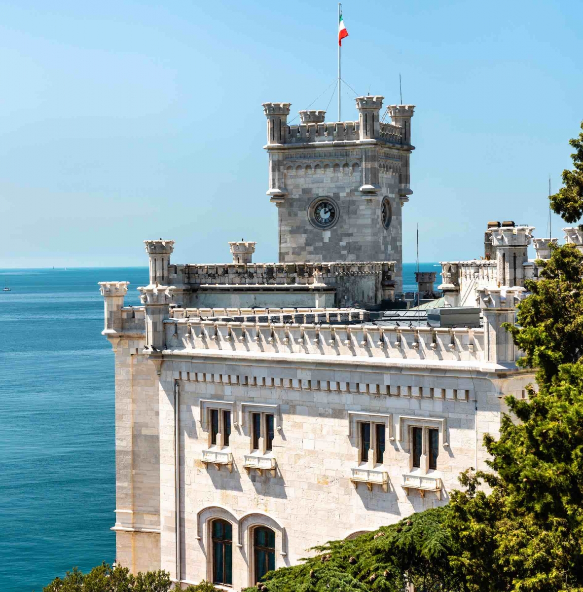 Замок Мирамаре недалеко от Триеста в Италии
