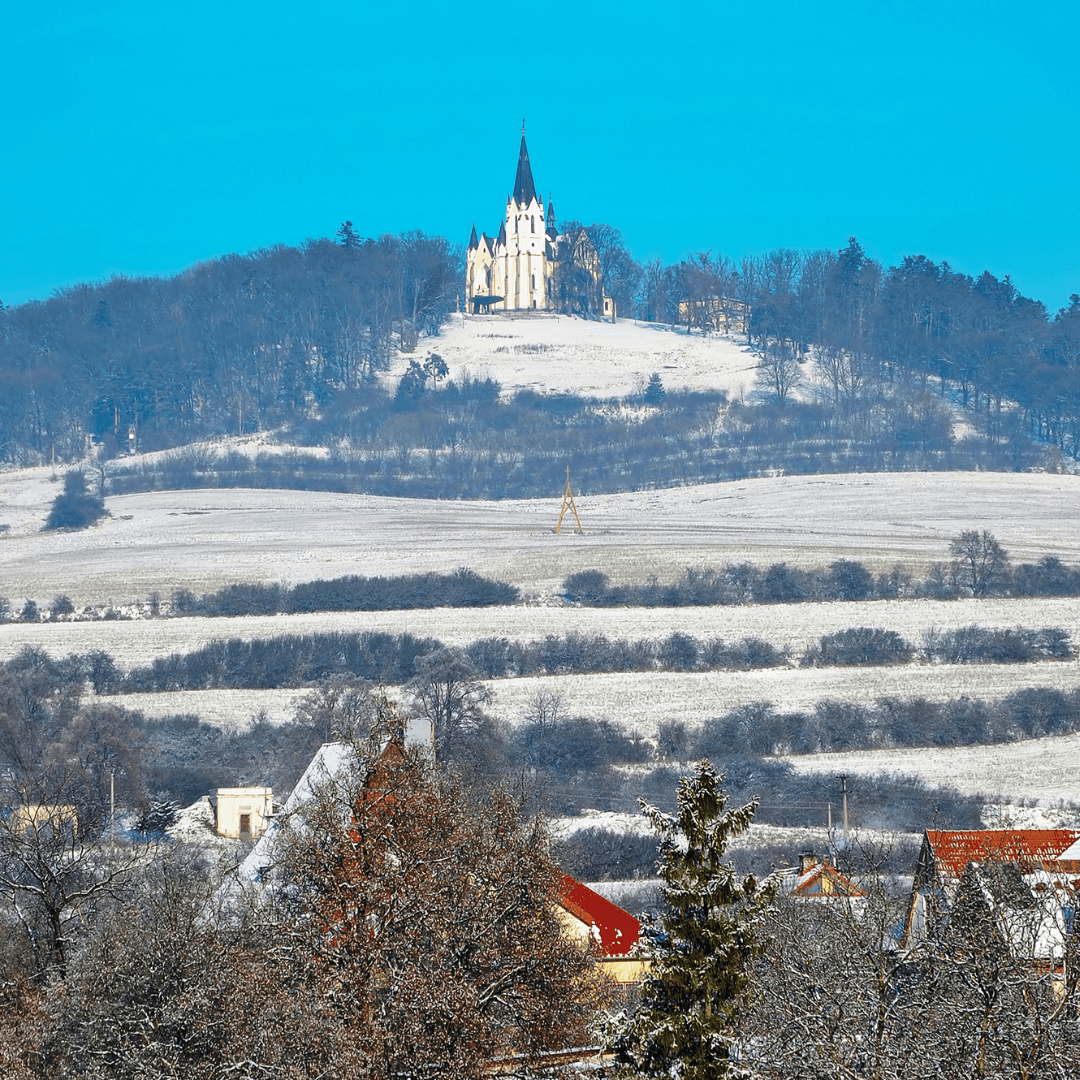Hügel mit Kirche im Winter in der Slowakei