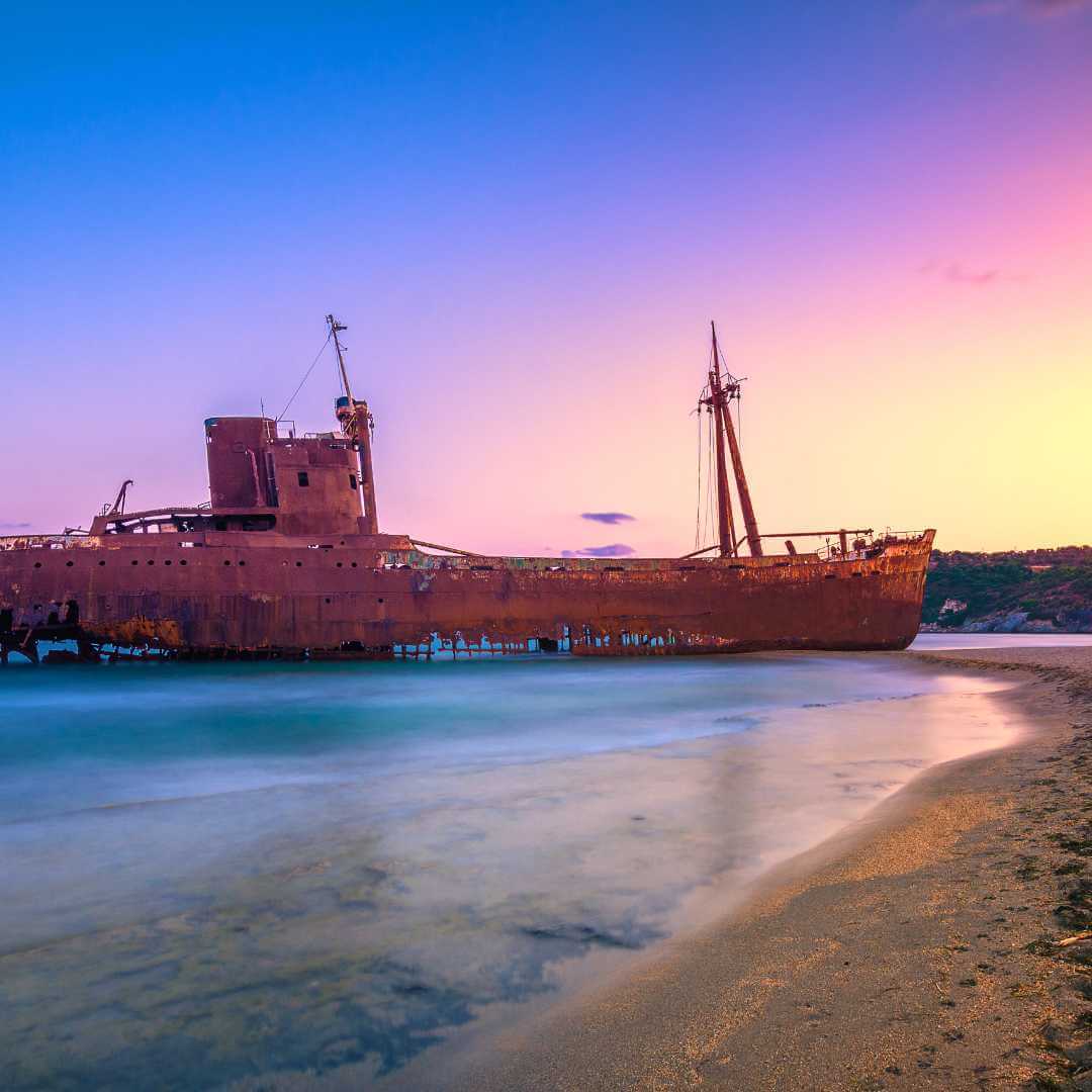 Costa greca con il famoso relitto arrugginito nella spiaggia di Glyfada vicino a Gytheio, Laconia, Peloponneso, Grecia