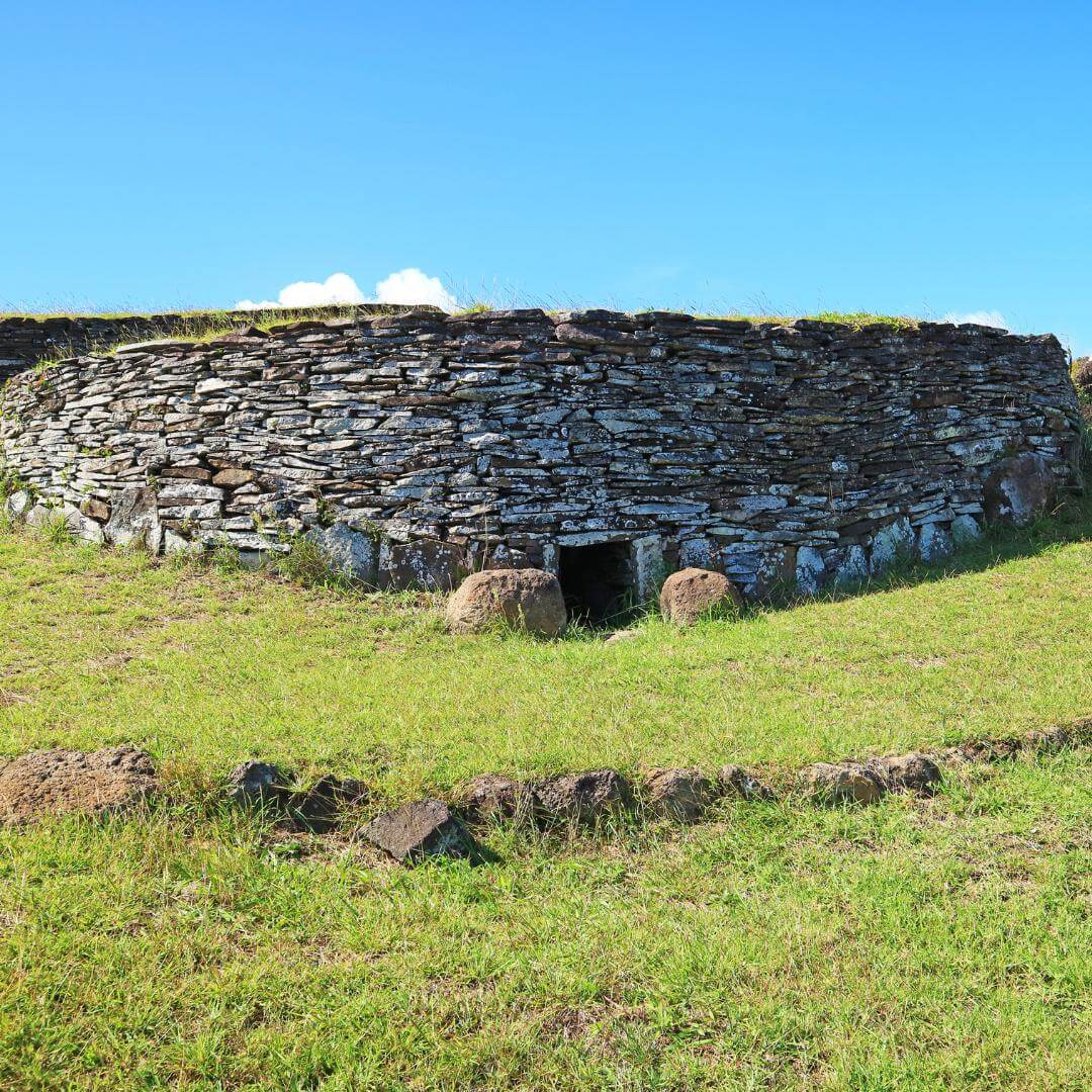 Überreste von Steinhäusern im Orongo Village, einem Zeremonienzentrum auf der Osterinsel, Chile, Südamerika