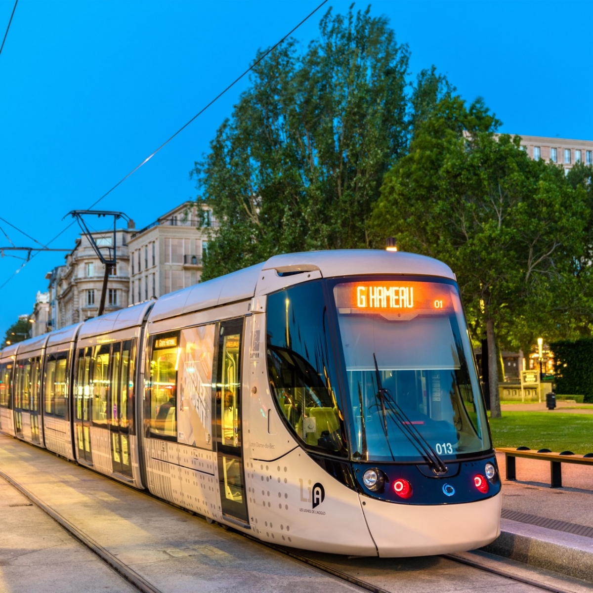 Современный городской трамвай Alstom Citadis 302 на станции Hotel De Ville в Гавре, Франция