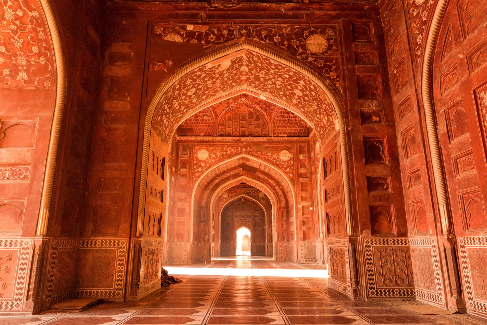Schönes Licht im Inneren der Moschee, in der Nähe von Taj Mahal, Agra, Uttar Pradesh, Indien