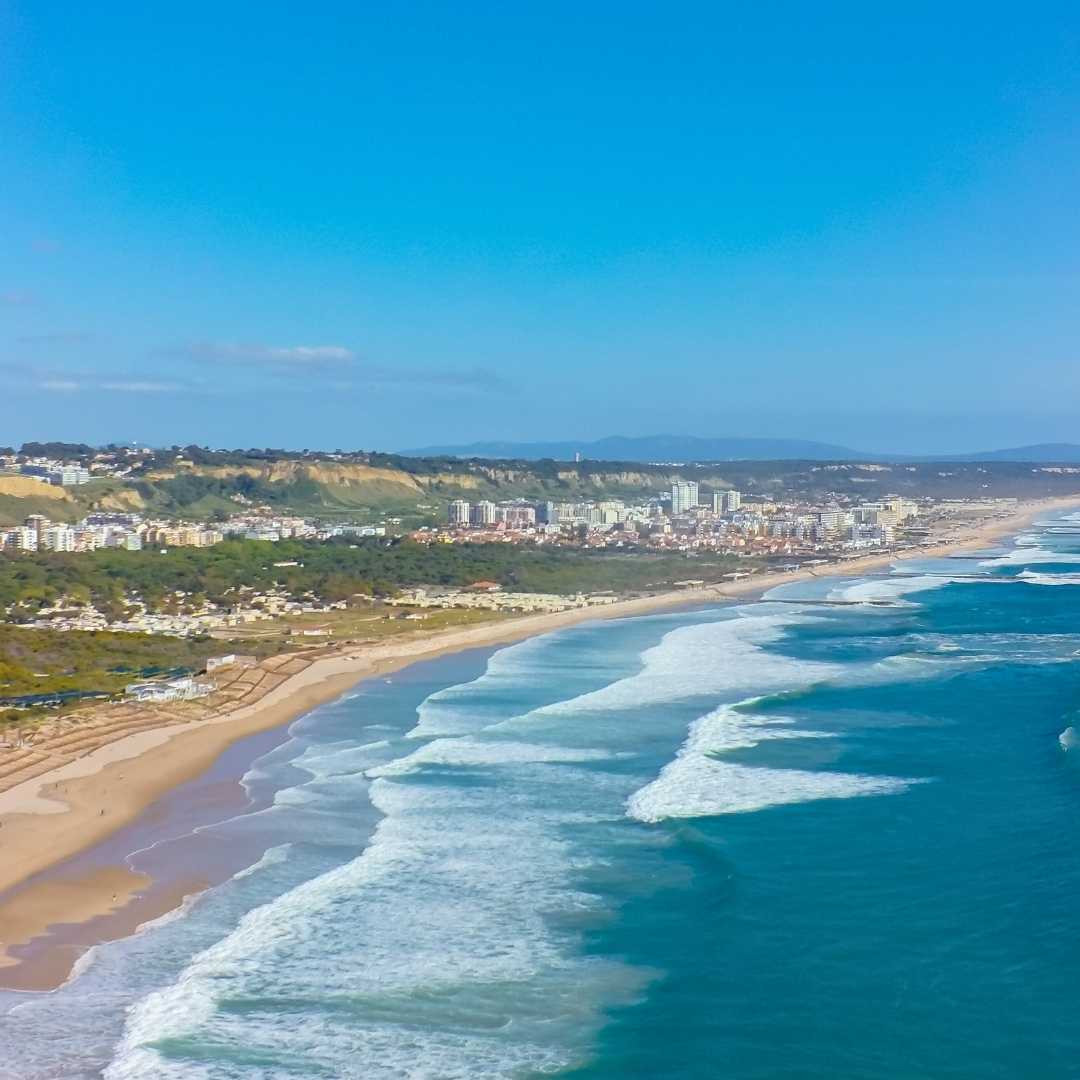 Vue aérienne de la plage côtière de Costa Caparica à Lisbonne, Portugal