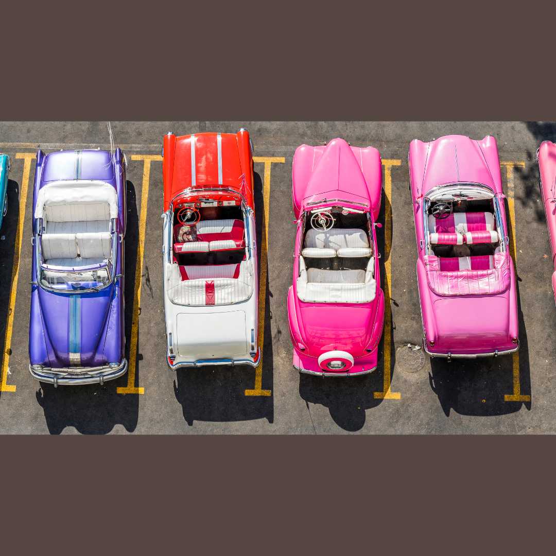 Разноцветные автомобили в Гаване, Куба