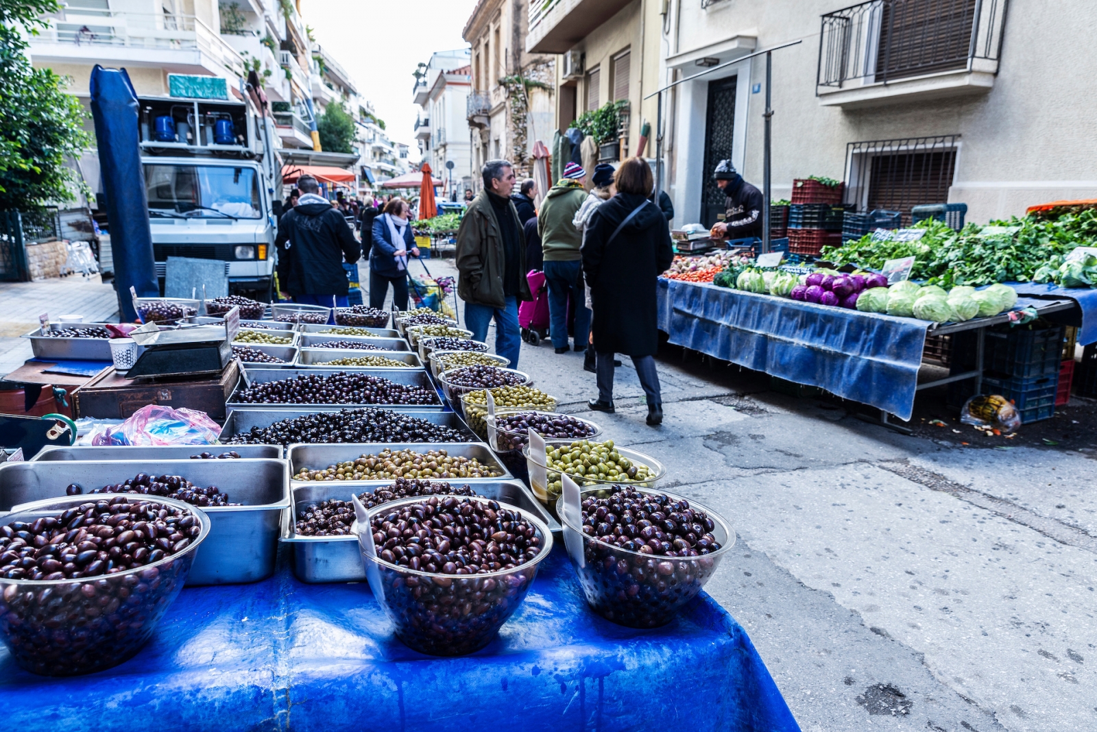 Mercado de agricultores en una calle de Atenas, Grecia