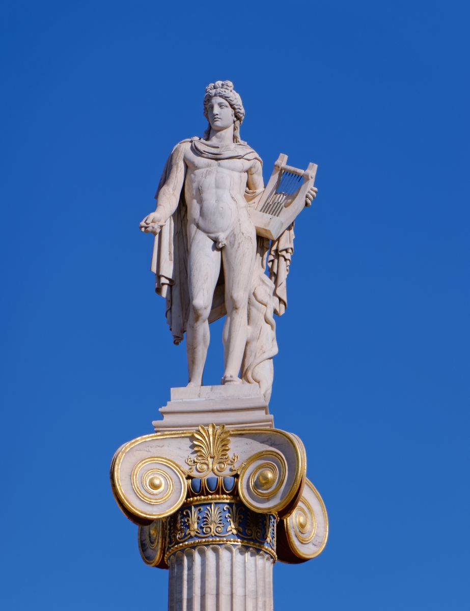 Apollo-Statue, der antike griechische Gott der Musik und Poesie auf kristallklarem blauen Himmelshintergrund