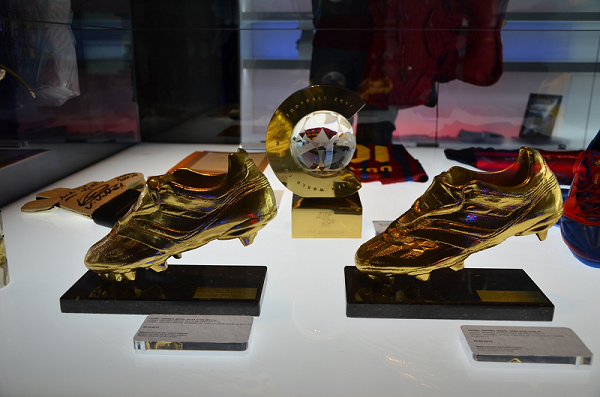 Les chaussures de football d’or est une des pièces de musée les plus mémorables