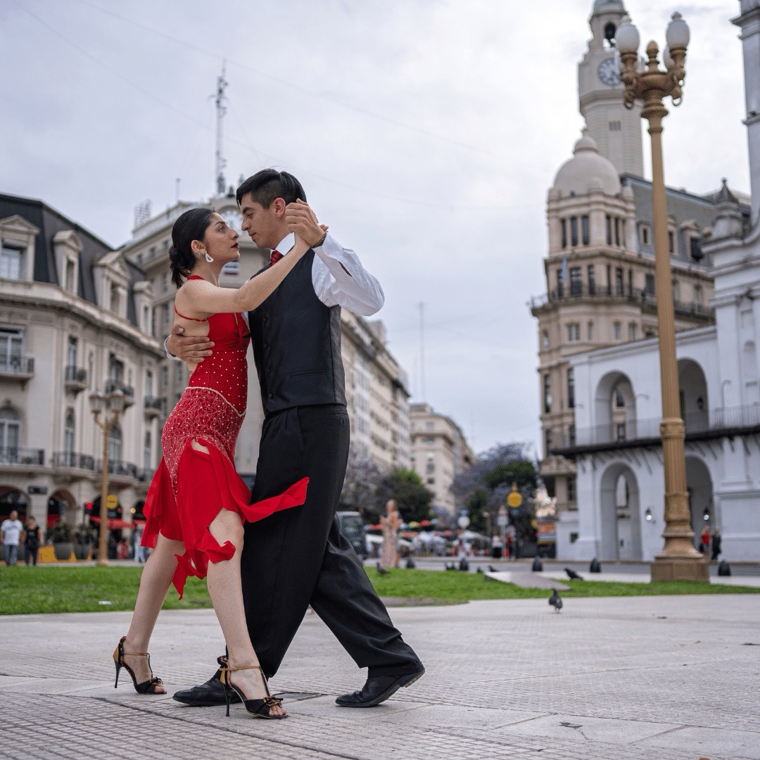 Tango dancers dancing tango on the streets of Buenos Aires