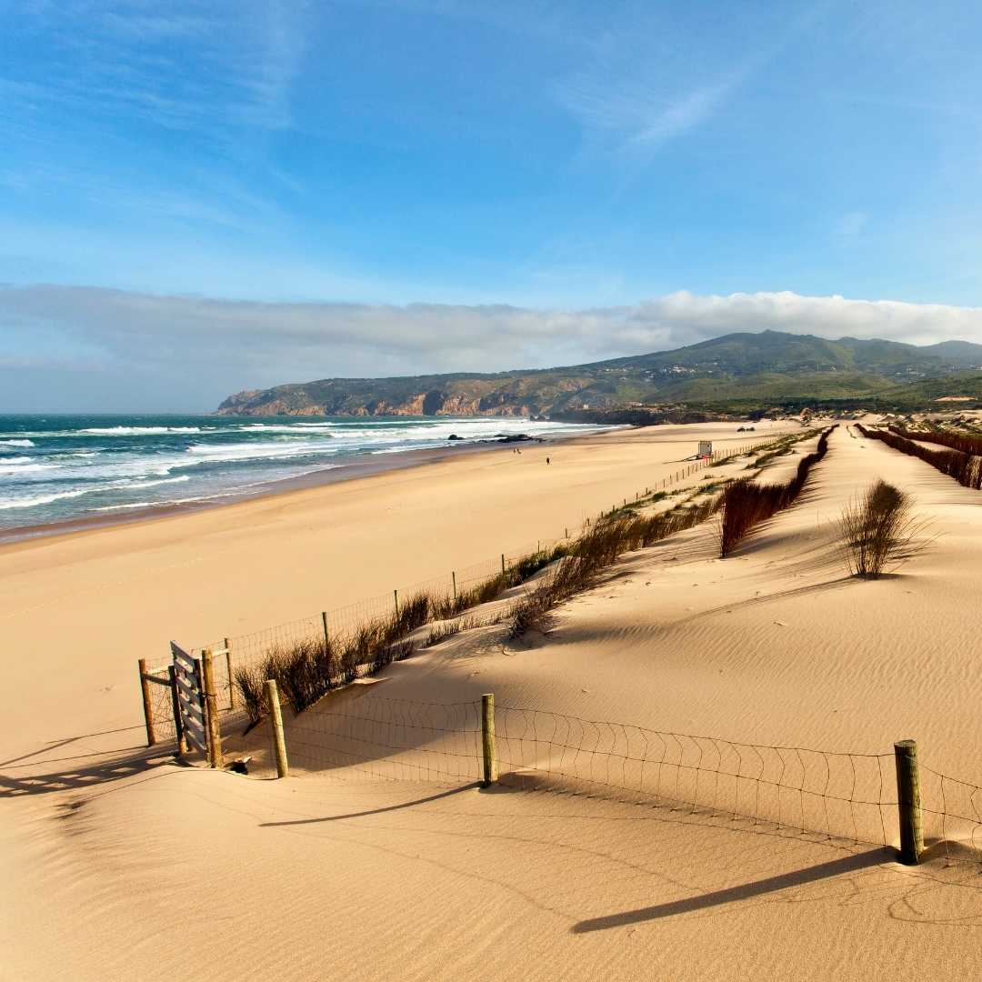 Der Guincho-Strand in der Nähe von Lissabon, Portugal, ist berühmt für seine hervorragenden Bedingungen für Windsportarten wie Windsurfen und Kitesurfen.