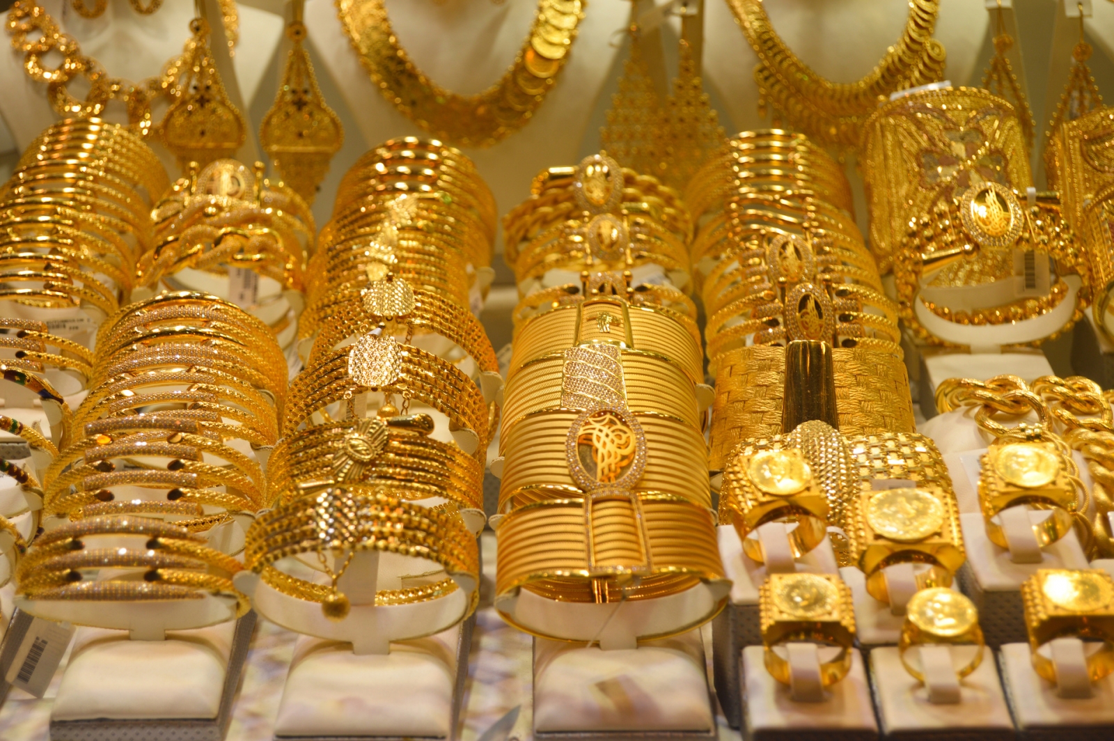 Armbänder in einem Schaufenster eines Juweliergeschäfts